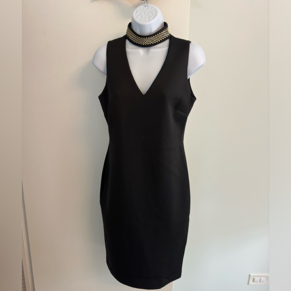 Cocktail dress with chocker.